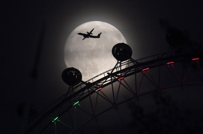 Supermoon delights world's star gazers in full moon, eclipse combination