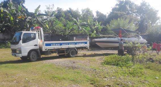 Ban chỉ huy Quân sự huyện Tân Phú đưa cano, xuồng máy xuống để tiếp tục tìm kiếm các nạn nhân.    