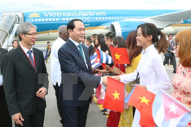 Cán bộ nhân viên Đại sứ quán, lưu học sinh Việt Nam tại Cuba đón Chủ tịch nước Trần Đại Quang và Phu nhân tại sân bay Quốc tế Jose Marti. (Ảnh: Nhan Sáng/TTXVN)