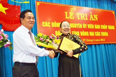 Đồng chí Trần Đình Thành, nguyên Ủy viên Trung ương Đảng khóa XI, nguyên Bí thư Tỉnh ủy khóa IX tặng hoa và biểu trưng tri ân đồng chí nguyên Bí thư Tỉnh ủy Nguyễn Thị Ngọc Liên ngày 27-4-2015.