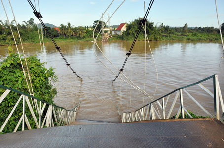 Suspension bridge collapses, injuring one
