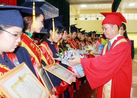 Tiến sĩ Phạm Văn Thanh, Phó hiệu trưởng Trường đại học Đồng Nai, trao bằng tốt nghiệp cho sinh viên ngành sư phạm.