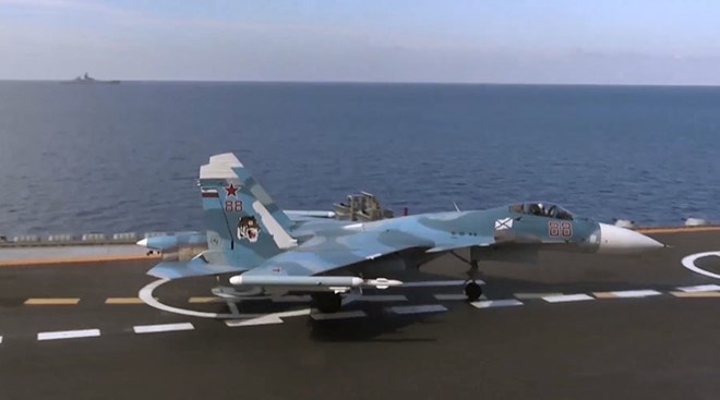 Một chiếc Su-33 hoạt động trên tàu sân bay Đô đốc Kuznetsov của Nga. (Nguồn: RT)