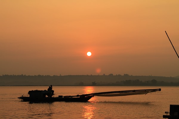 Tranquil glow: Sunset on the Trị An Lake. — Photos ngoisao.net  Read more at http://vietnamnews.vn/life-style/346450/peaceful-beauty-at-a-southern-lake.html#CARtf8gi0dp7qwFd.99