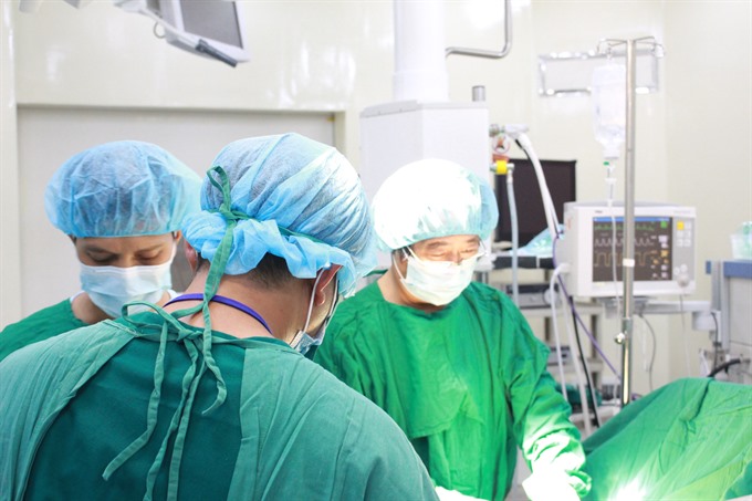 Doctors from the Đồng Nai International Hospital are conducting a surgery. They have successfully removed a 1.2kg tumour from a woman’s gallbladder. — Photo hoanmy.com  Read more at http://vietnamnews.vn/society/346618/doctors-remove-12kg-tumour.html#ydsW9RWLXdF9dPbc.99