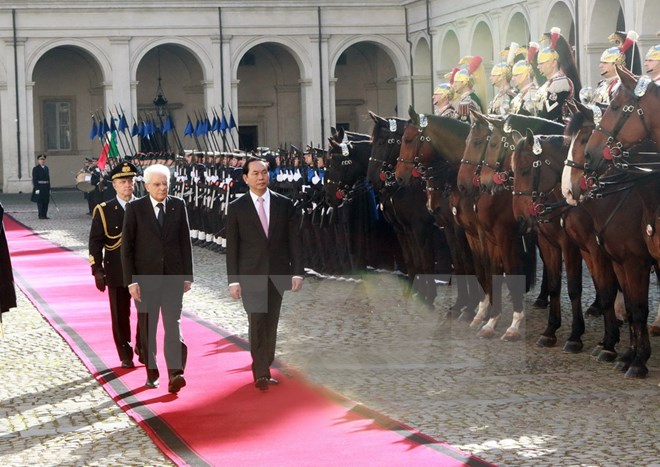 Tổng thống Italy Sergio Mattarella và Chủ tịch nước Trần Đại Quang duyệt đội danh dự. (Ảnh: Nhan Sáng/TTXVN)