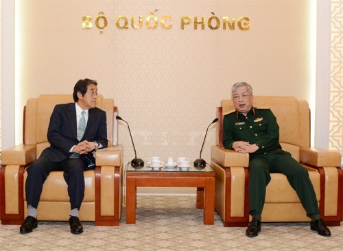 apanese Ambassador to Vietnam Umeda Kunio and Deputy Defence Minister Nguyen Chi Vinh at the meeting