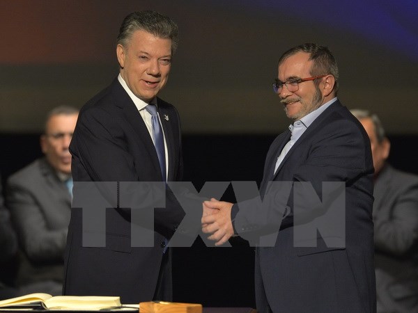 Tổng thống Colombia Juan Manuel Santos (trái) và thủ lĩnh tối cao FARC Timoleon Jimenez. (Nguồn: AFP/TTXVN)