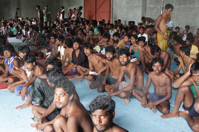 Những người di cư Rohingya và Bangladesh sau khi được ngư dân Indonesia cứu sống tại Kuala Langsa, tỉnh Aceh. (Nguồn: AFP/TTXVN)