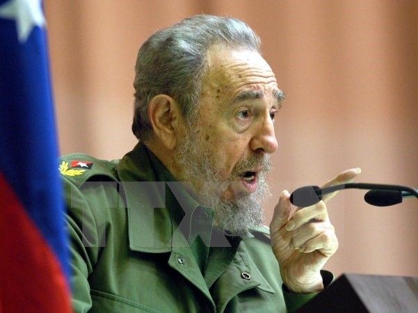 Lãnh tụ Cuba Fidel Castro phát biểu tại Trung tâm hội nghị ở La Habana ngày 14/4/2004. (Nguồn: EPA/TTXVN)