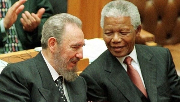 Nelson Mandela và Fidel Castro. (Ảnh: Reuters)