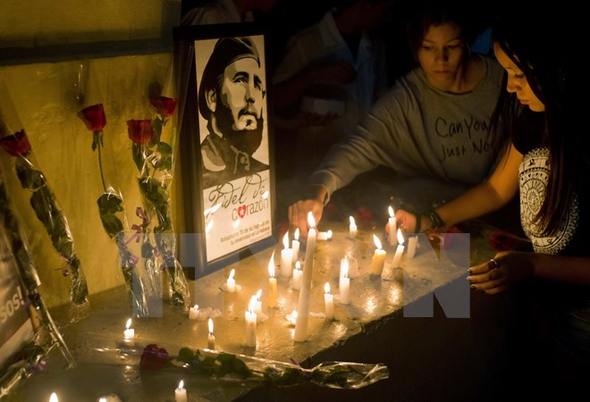 Người dân Cuba thắp nến tưởng niệm Lãnh tụ Fidel Castro tại La Habana ngày 26/11. (Nguồn: AP/TTXVN)