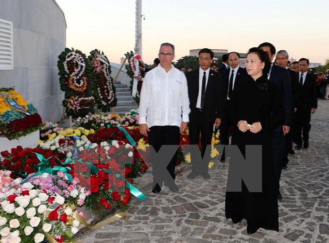 Chairwoman Nguyen Thi Kim Ngan led a Vietnamese delegation to pay tribute to Cuban revolutionary leader Fidel Castro at the Jose Marti Memorial