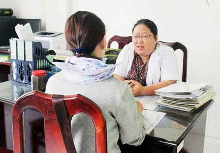 Bác sĩ Nguyễn Thị Hồng Hằng, Trung tâm phòng chống HIV/AIDS Đồng Nai, tư vấn điều trị ARV cho một bệnh nhân nhiễm HIV.