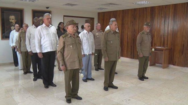 Chủ tịch Raul Castro tới viếng lãnh tụ Fidel Castro (Nguồn: Granma)