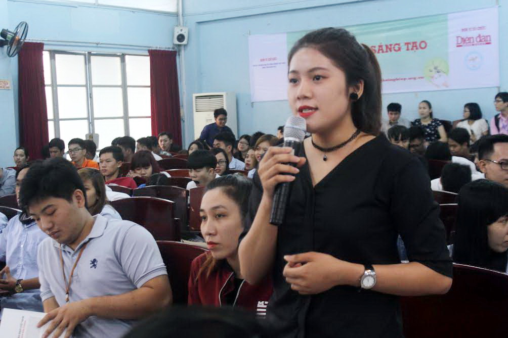 Sinh viên Trường đại học Lạc Hồng hào hứng đặt câu hỏi cho các khách mời 