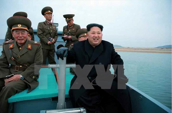 Nhà lãnh đạo Kim Jong-Un (phải) trong chuyến thị sát một đơn vị pháo binh đóng trên đảo Mahap. (Nguồn: YONHAP/TTXVN)