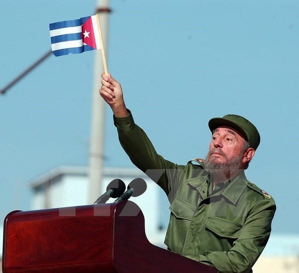 Lãnh tụ Cuba Fidel Castro phát biểu trước hàng nghìn người dân bên ngoài Văn phòng đại diện quyền lợi của Mỹ ở La Habana (Cuba) ngày 21/6/2004. (Nguồn: EPA/TTXVN)