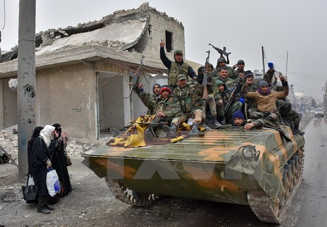 Lực lượng ủng hộ Chính phủ Syria tuần tra qua quận Masaken Hanano, phía Đông thành phố Aleppo. (Nguồn: AFP/TTXVN)