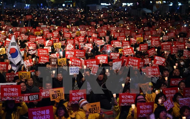 Biểu tình yêu cầu Tổng thống từ chức tại trung tâm Seoul ngày 19/11. (Nguồn: AFP/TTXVN)