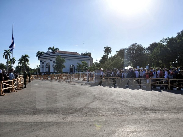 Người dân xếp hàng viếng lãnh tụ Fidel Castro tại nghĩa trang Santa Ifigenia, Santiago. (Ảnh: Vũ Lê Hà/TTXVN)