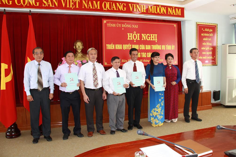 Các đồng chí Nguyễn Phú Cường, Trần Văn Tư, Định Quốc Thái chụp hình lưu niệm với các đồng chí được nhận quyết định về công tác cán bộ của Ban thường vụ Tỉnh ủy