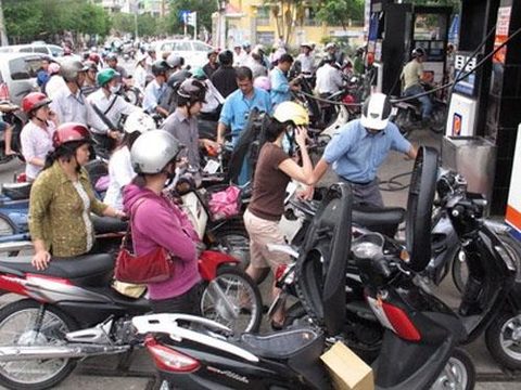 The domestic retail price of petroleum increased by VND304 to reach VND16,675 (74 US cents) per litre while that of E5 RON 92 biofuel also rose by VND301 to VND16,522 per litre. — Photo nld.com.vn