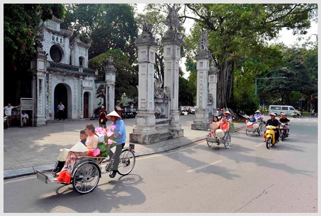 Tourists in Hanoi. (Photo: VNA)