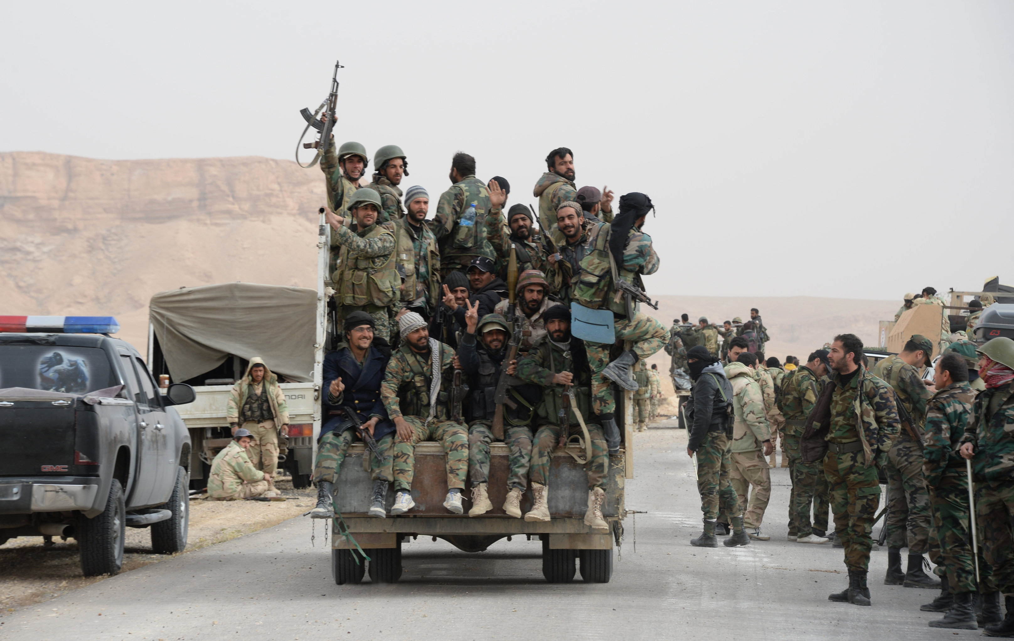 Binh sỹ Syria đổ ra đường ăn mừng sau khi giành được thành cổ Palmyra - Nguồn Sputnik