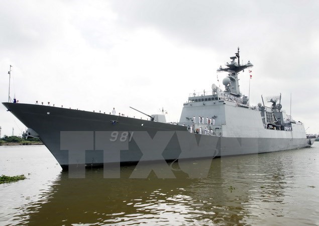 RoK's naval ships enter Cam Ranh port, visiting Vietnam