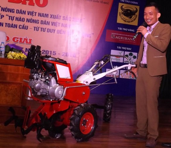 Ta Dinh Huy, 34, has invented an agricultural machine with 15 functions, now available in all 63 cities and provinces throughout the country and exported to Laos.  Huy, from Chuong My district in the suburb of Hanoi, is a high school graduate and has never had special training, is the owner of a motorbike repair workshop which he has operated since graduation after high school.  Though the job has brought stable income, Huy dreamed of inventing a machine which can help ease the workload of farmers on the rice fields. In 2005, Huy began working on an all-purpose agricultural machine.  “I am always asked if I took any training course on manufacturing and if I received any support from any professors. My answer is always ‘no’ to all those questions,” he said.  Huy studied industrial engineering when he was at general school, so he has some basic knowledge about machine operation principles and can read technical drawings.   To prepare for his invention, he searched for information on the internet, learned about machine models and watched farmers working in the fields. However, Huy had many failed trials before finally succeeding. His first multi-functional machine took shape after many months. It could till the soil, spray pesticide and pump water.  Huy understood that the first version of the machine was still primitive and bulky with a bad appearance, while productivity was far below expectations. The machine could only work on flat fields.  In 2010, Huy made a daring decision: he gave up the job of repairing motorbikes and spent all of his time traveling to many localities to learn about the field terrain, to be able to make a machine that can work in all terrain conditions.  Four years later, Huy succeeded in manufacturing an 8-in-1 agricultural machine, which can plough, rake, turn over the soil, make furrows, sow, weed, spray pesticide and irrigate.   The machine impressed farmers as it could work with five times a buffalo’s power and 10 times a human’s power. Huy began receiving orders from local farmers.   However, Huy continued working on the machine in an effort to improve its functions.  A new version of the machine has four other functions – transplanting rice seedlings, turning over biological fertilizer, digging mud in coffee fields and carrying heavy items.   Recently, Huy said he has added three more functions, raising the total number of functions to 15.  Huy said that the machine is fuel-saving and easily repaired. To date, he has had orders for thousands of products.