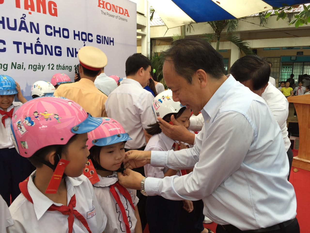 Safe helmets given to students in Bien Hoa city