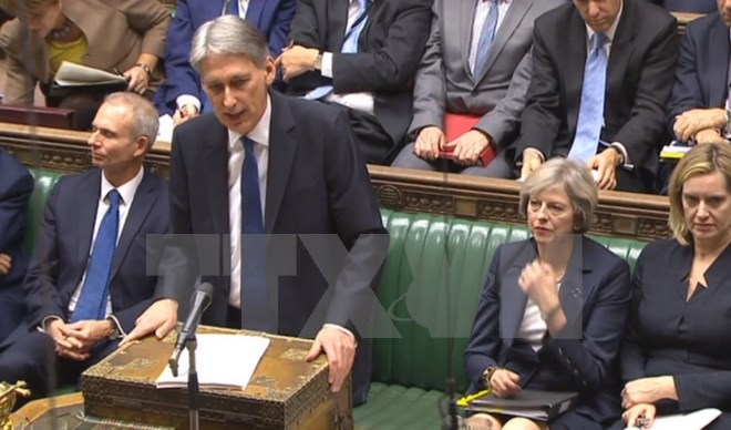 Bộ trưởng Tài chính Anh Philip Hammond (giữa). (Nguồn: AP/TTXVN)