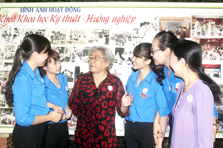 Các thế hệ cán bộ, viên chức Nhà thiếu nhi Đồng Nai qua các thời kỳ ôn lại những kỷ niệm trong ngày họp mặt. Ảnh: N.Sơn