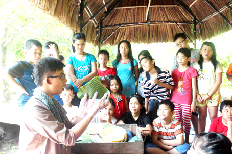 Các em thiếu nhi trải nghiệm làm nông dân trong chương trình “Một ngày làm nông dân” do Khoa công tác Đội (Nhà thiếu nhi Đồng Nai) tổ chức. Ảnh: N.SƠN