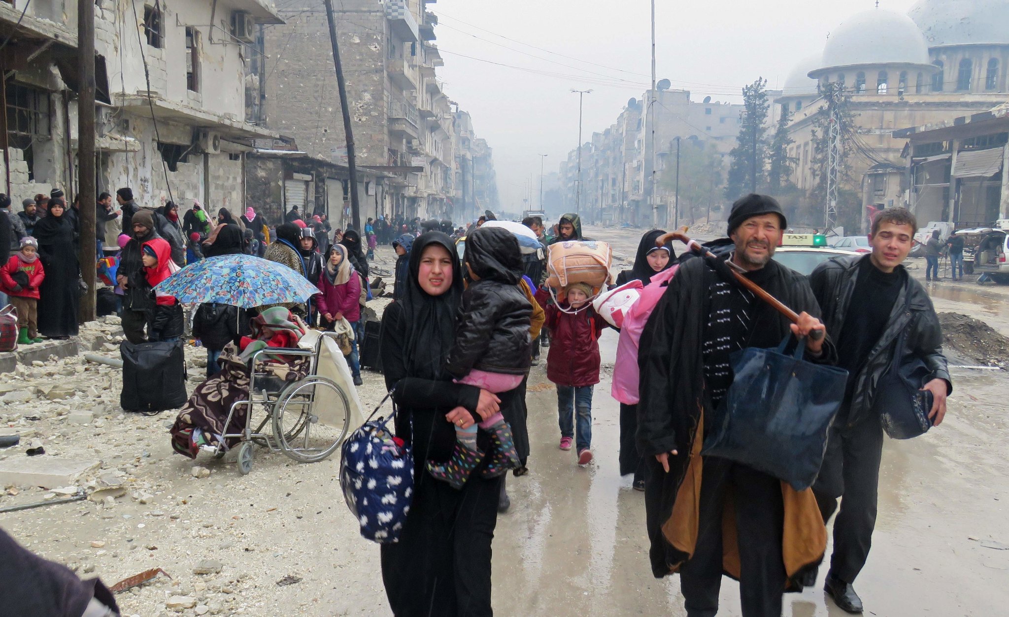 Người dân sơ tán khỏi thành phố Aleppo, Syria - Nguồn Daily Express