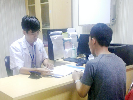 Nguyễn Thế Hùng thăm khám cho bệnh nhân tại Bệnh viện đại học y dược TP.Hồ Chí Minh.