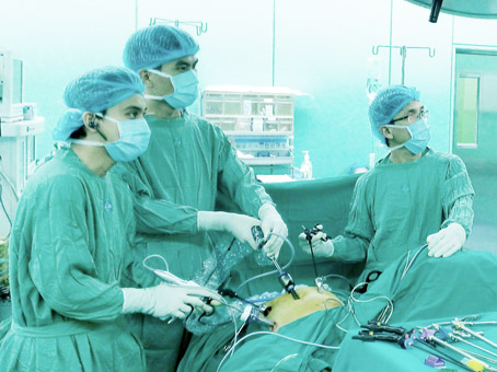 Nguyễn Thế Hùng (giữa) trong một ca mổ tại Bệnh viện đại học y dược TP.Hồ Chí Minh.  ảnh: nhân vật cung cấp