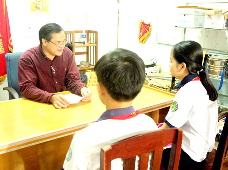 Thầy Lê Đăng Dung tìm hiểu hoàn cảnh những em học sinh khó khăn trong Trường THCS Lê Thánh Tông (xã Bảo Hòa, huyện Xuân Lộc) để có cách giúp đỡ.