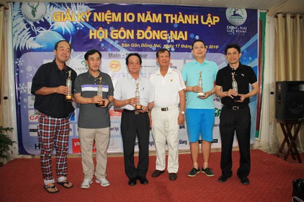 Chủ tịch Hội Golf tỉnh Đồng Nai Phạm Văn Minh (phải) tri ân các nhà tài trợ