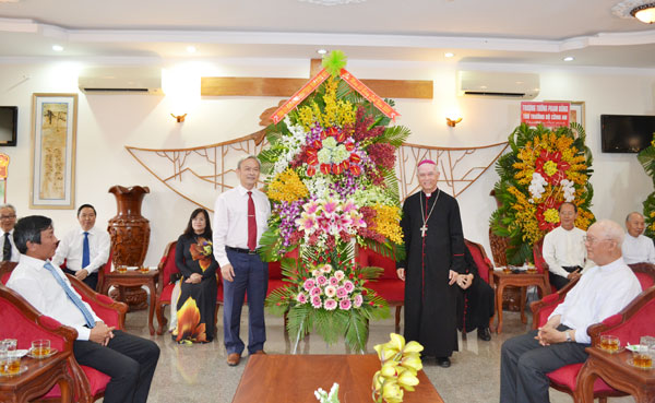 Dong Nai leaders pays Christmas visit to Xuan Loc diocese