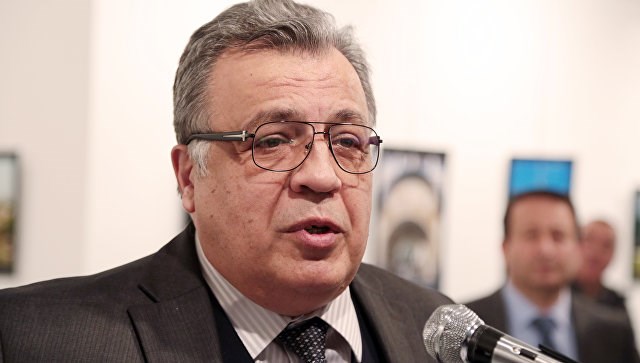 Đại sứ Andrey Karlov trong bức ảnh chụp ngay trước khi bị bắn. (Nguồn: RIA Novosti)