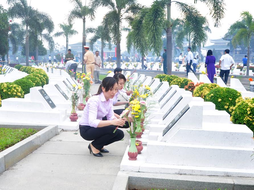 Provincial leaders burn incenses at war martyrs' cemetery