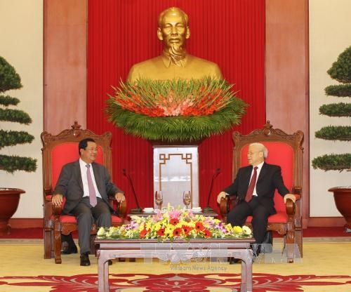 Party General Secretary Nguyen Phu Trong (R) and Cambodian Prime Minister Hun Sen 