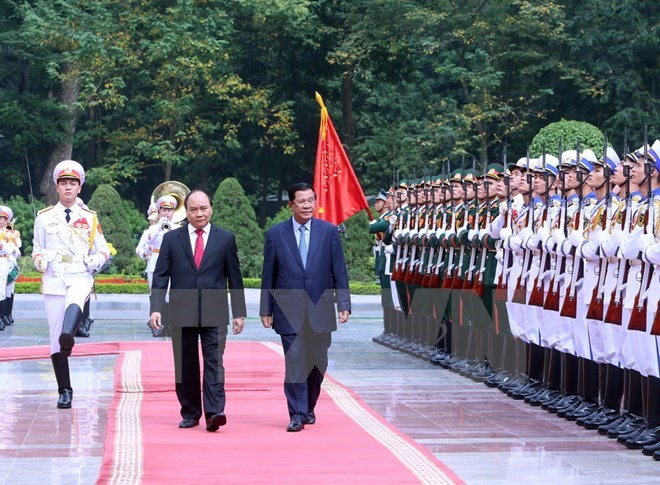 PM Nguyen Xuan Phuc (L) and his Cambodian counterpart Hun Sen (Source: VNA)