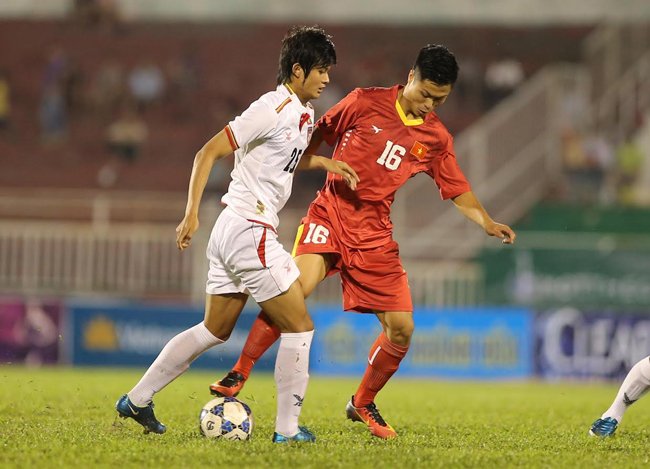 U.21 Việt Nam (áo đỏ) chưa thể hiện nhiều ở trận ra quân gặp U.21 Myanmar