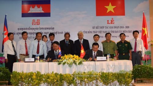 Vietnam, Cambodia localities sign new cooperation agreement
