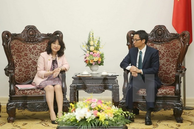 Deputy Prime Minister Vu Duc Dam (R) hosts Katayama Satsuki, Acting Chairwoman of the Policy Research Council under the Liberal Democratic Party of Japan