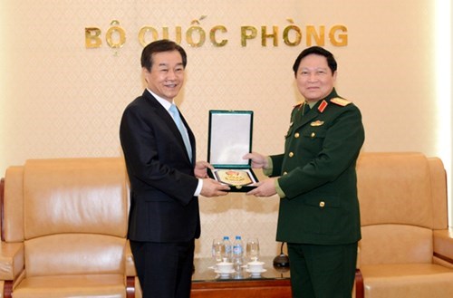 Defence Minister Ngo Xuan Lich (R) presents a symbol of the Vietnamese Defence Ministry to Korean Vice Defence Minister Hwang In-moo