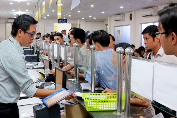 People throng the business registration agency of HCMC. The number of business startups nationwide in the year to December 20 had reached 110,100, an increase of 16.2% against the same period last year - PHOTO: HUNG LE